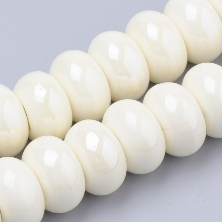 <p>Эффектная бусина из фарфора (porcelain) в форме рондели с крупным отверстием, покрытая глазурью. Бусина сделана вручную. Цвет белый с жемчужным отливом. Оттенок может отличаться от фотографии и в разных поставках (варьируется от белоснежного до айвори). Бусины могут немного отличаться по форме и размеру. Вокруг отверстия могут быть неровности и небольшие сколы. Размер отверстия примерно 5 мм. Цена за 5 бусин.</p>