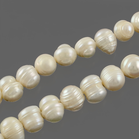 <p>Бусины из культивированного пресноводного жемчуга неправильной формы. Размер бусин примерно 5-7 мм. Бусины могут сильно отличаться по форме и размеру. Оттенок может отличаться от фотографии. Цена за низку (около 55 жемчужин, низки формируются без проверки каждой бусинки на дефекты).</p>