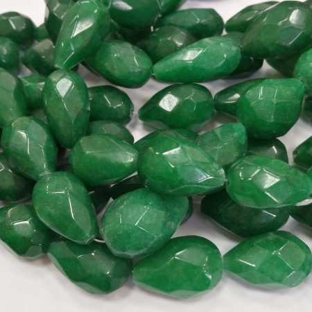 <p>Каменные бусины ручной огранки - граненые капли. Натуральный изумруд поделочного качества. Оттенок может отличаться от фотографии. На бусинах возможны щербинки и трещинки естественного происхождения, отверстие может быть не ровным. Длина около 16-24 мм, ширина 10-16 мм. Цена за низку из 8 бусин.</p>
