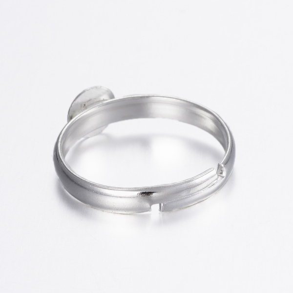 <p>Основа для кольца с платформой 6 мм серебристого цвета. Оттенок может отличаться от фотографии и в разных поставках. Размер регулируется. Цена за 5 шт.</p><p>ВНИМАНИЕ: на покрытии возможны небольшие неровности, царапинки, платформа может смещена относительно центра.</p>