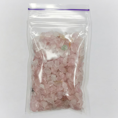 <p>Сколы из камня - натуральный розовый кварц. Оттенок может отличаться от фотографии. Без отверстий! Могут существенно отличаться по форме и размеру. Используется для декорирования украшений, шкатулок, картин и т.д. Также крошку можно насыпать в стеклянную бутылочку. Цена за упаковку 20 грамм (около 80-120 шт., фасуется без проверки на дефекты).</p>