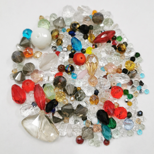 <p>Бюджетные стеклянные граненые бусины разных форм, цветов и размеров. Бусины могут отличаться от представленных на фотографиях - каждый микс уникален. Цена за упаковку 70 грамм (бусины фасуются на вес без проверки на дефекты).</p>