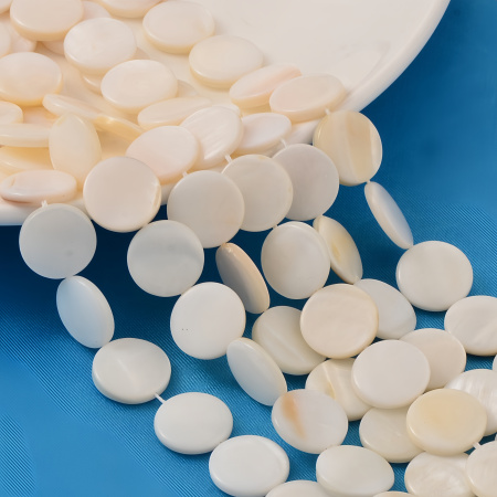 <p>
Круглые бусины-пластинки из натурального перламутра белого цвета. На бусинах есть темные пятна, возможны щербинки естественного происхождения, отверстия могут быть сделаны не очень аккуратно. Часть бусин может иметь кремовый отлив. Бусины могут немного отличаться по форме и размеру. Оттенок может отличаться от фотографии и в разных поставках. Цена за 1 низку (примерно 25 бусин, низки формируются без проверки каждой бусины на дефекты).
</p>