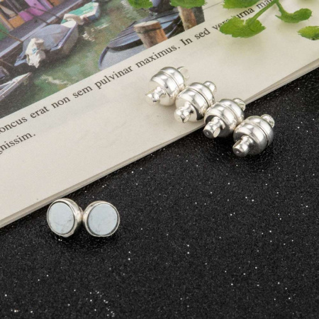 <p>Магнитная застежка цвета светлого серебра. Оттенок может отличаться от фотографии. Магниты очень сильные. Диаметр петелек - 1.5 мм. Цена за 5 шт.</p>