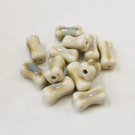 <p>Фарфоровая (порцелановая) бусина - кость ручной работы. Цвет - бежевый с голубовато-серым. Отверстие примерно 2 мм. Оттенок может отличаться от фотографии и в разных поставках. Цена за 5 бусин.</p>