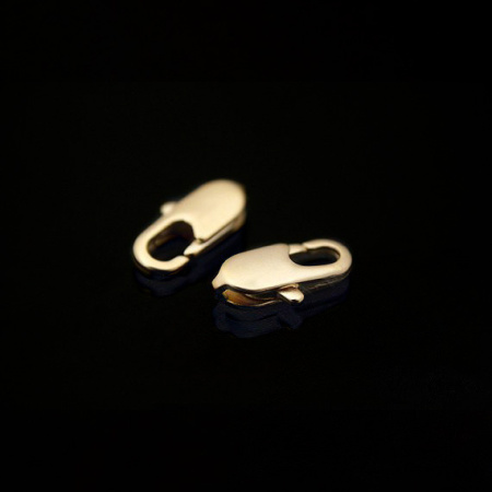 Застежка, 10х5мм, Корея, карабин продолговатый, с ответной частью, базовый материал - латунь, матовый позолоченный, 1 шт. <p>Качественная корейская фурнитура класса люкс. Удобный замочек - карабин с ответной частью. Размер карабина - 10*5 мм, размер ответной части - 8*4 мм. Базовый материал - латунь, покрытие - матовая позолота 16 карат. Оттенок может отличаться от фотографии и в разных поставках. На покрытии возможны небольшие разводы. Цена за 1 шт.</p>