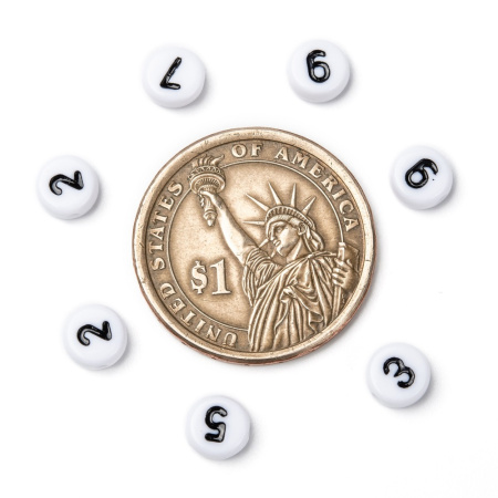 <p>
 Бюджетные бусины-цифры из акрила, основной цвет белый, цвет цифр - черный. Круглые бусины-подушечки 7*4 мм, диаметр отверстия - около 1 мм. Цена за набор из 10 грамм (около 75 случайных цифр от 0 до 9).
</p>