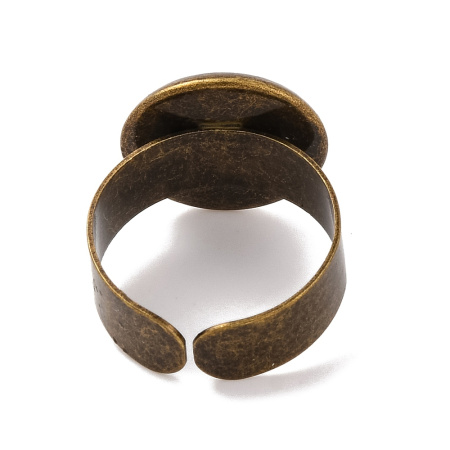 <p>Основа для кольца с платформой-чашей 16 мм (внутренний диаметр - 14 мм). Края чаши немного загнуты внутрь. Кольцо хорошо подойдёт под заливку эпоксидкой, краской или для вклеивания круглых кабошонов. Ширина полотна кольца-каффа - 7 мм. Размер кольца регулируется. Оттенок может отличаться от фотографии и в разных поставках. Цена за 2 шт.</p><p>УЦЕНКА: форма основы имеет не совсем круглую форму; платформа чаще всего смещена относительно центра; могут встречаться пятнышки, вмятинки, неровности.</p>