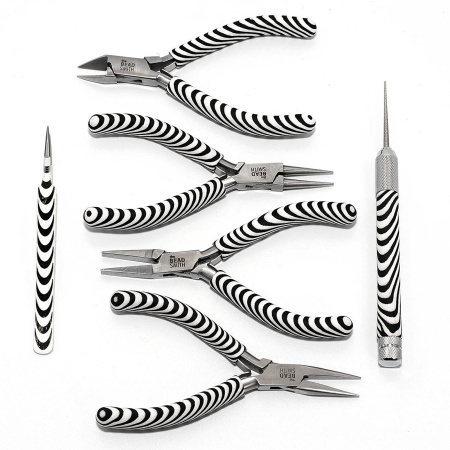 <p>Удобный набор высококачественных инструментов Bead Smith Zebra для хобби и рукоделия в компактном чехле - пенале на молнии. Пенал и ручки инструментов имеют узор, стилизованный под зебру. Размер пенала 24*11*3.5 см, длина инструментов около 13 см.
Набор отлично подходит для создания украшений: все инструменты гладкие, без насечек. Инструменты сделаны из прочного металла и имеют ручки с нескользящим покрытием.
В комплект входят: бокорезы (кусачки, не подходят для жесткой и толстой проволоки!), круглогубцы, тонкогубцы, плоскогубцы, пинцет, надфиль с тремя сменными насадками (насадки хранятся внутри раскручивающейся ручки надфиля). Пенал в разных поставках может быть тканевый или под кожу.
Инструменты выглядят очень эффектно, станут отличным подарком, хорошо подойдут для мастеров, которые публикуют процессы создания украшений в Instagram.
На ручках возможны синие пятнышки. Ткань внутри пенала может быть немного повреждена инструментами. 
Произведено американской компанией BeadSmith (БидСмит) в Пакистане. Цена за 1 набор.</p>
