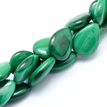 <p>Каменные бусины - плоские капельки из натурального малахита. На бусинах возможны небольшие щербинки естественного происхождения, отверстие может быть не ровным. Внутри бусин может быть каменная пыль от сверления, которая может красить нить в зеленый цвет. Рекомендуется промывать бусины перед сборкой украшений. Оттенок может отличаться от фотографии и в разных поставках. Бусины могут немного отличаться по форме и размеру. Такие бусины отлично подойдут для сережек, браслетов и сотуаров.Цена за низку из 5 бусин, низки формируются без подбора по цвету и рисунку.</p>