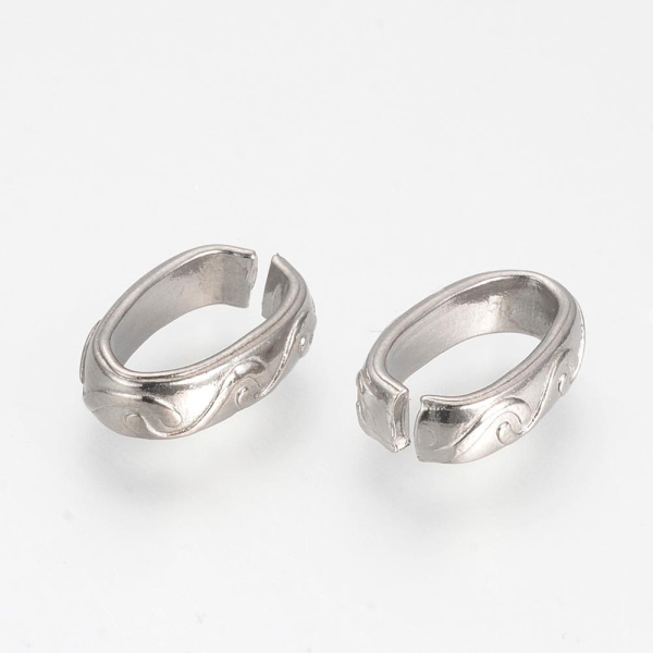 <p>Не темнеющая фурнитура для бижутерии из нержавеющей стали (марка 304: не окисляется, не облезает). Соединительный элемент в форме звена цепи с волнистым узором сбоку. Также можно использовать как бусину для плоских шнуров или соединительное колечко. Коннектор очень прочный, зажимается довольно туго. Оттенок может отличаться от фотографии и в разных поставках. Цена за 25 грамм (около 32 штук, фасуются на вес без проверки на дефекты).</p>