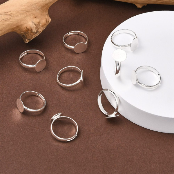 <p>Основа для кольца с платформой 10 мм стального цвета. Размер регулируется. Оттенок может отличаться от фотографии и в разных поставках. Цена за 5 шт.</p><p>ВНИМАНИЕ: платформа может быть немного смещена относительно центра, на покрытии возможны неровности и пятнышки.</p>