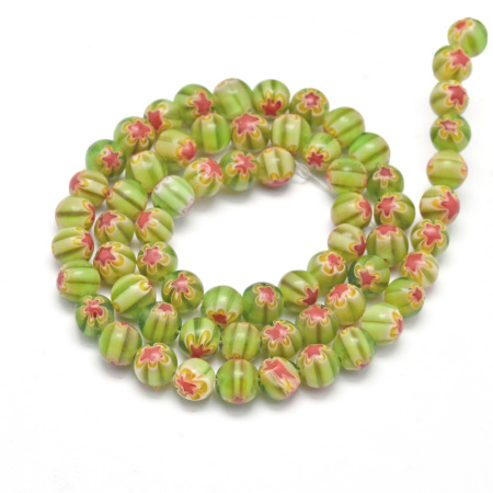 <p>Стеклянные бусины ручной работы, выполнены в технике миллефиори. Бусины полосатые салатово-белые с красно-желтыми цветочками. Оттенок может отличаться от фотографии и от партии к партии. Цена за низку (около 65 бусин).</p>