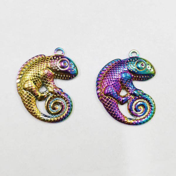 <p>Эффектная, довольно крупная односторонняя подвеска - радужный хамелеон. Подвески довольно тяжёленькие, слегка выпуклые, выглядят солидно. Отлично подойдут для кулонов и брелоков. Базовый материал - нержавеющая сталь марки 201, сверху радужное покрытие. Оттенок может отличаться от фотографии и в разных поставках: у одних хамелеончиков преобладают золотые тона, у других фиолетовые, розовые, голубые или зелёные. Цена за 1 шт.</p>