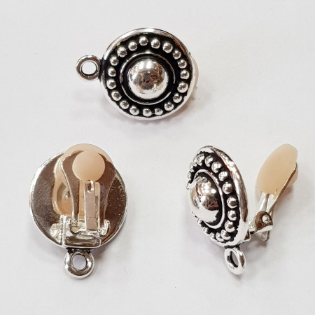 <p>Довольно крупные основы для клипс с декоративной платформой и петелькой. На застежке имеется силиконовая вставка для более комфортного ношения. Оттенок может отличаться от фотографии и в разных поставках. Производство Тьерра Каст. Цена за пару. Артикул производителя: 94-4005-12</p><p>ВНИМАНИЕ: на покрытии возможны небольшие вмятинки.</p>