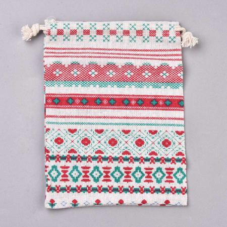 <p>Текстильный подарочный мешочек в эко-стиле, натурального цвета с орнаментом в славянском стиле. На некоторых мешочках есть надпись Handmade (переводится как ручная работа). Отлично подойдет для упаковки украшений в экостиле. В мешочек вставлена веревочка льняного цвета для завязывания. Мешочки могут быть немного мятыми и слегка отличаться по форме и размеру. Принт на мешочках может отличаться от представленного на фотографии. Цена за 2 шт.</p>