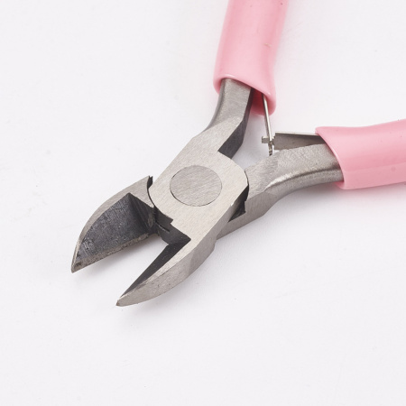 <p>Боковые клещи (кусачки, бокорезы), используются при изготовлении украшений и работе с проволокой. Имеют ручки с нескользящим покрытием. Сделаны из нержавеющей стали. Цена за 1 шт.</p>