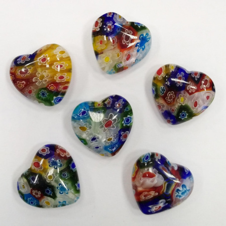 <p>Стеклянная бусина ручной работы, выполнена в технике миллефиори. Все сердечки имеют разную расцветку, могут незначительно отличаться по размеру и форме. Цена за 1 шт.
</p>