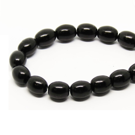 <p>Каменные бусины овальной формы - натуральный грузинский гагат (гишер). Гелатско-Ткибульское месторождение (Кутаиси). Размер примерно 10*7-11*8мм. Бусины немного отличаются по форме и размеру, отверстие около 1.3 мм. На поверхности могут встречаться небольшие щербинки естественного происхождения, обусловленные натуральным происхождением камня. Цена за упаковку 10 штук.</p>
<p>Этот гагат добывается и обрабатывается на небольшом семейном предприятии, по старинным технологиям, бережно сохраненным до наших дней.</p>