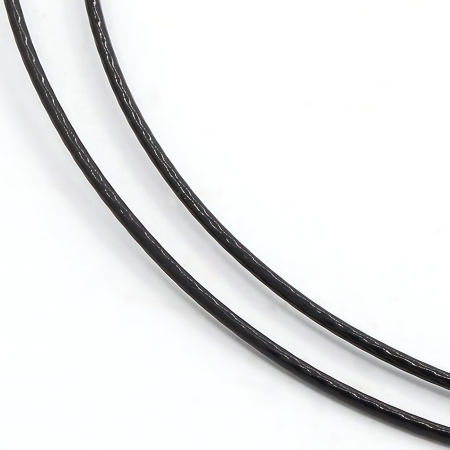 <p>Жесткая основа для колье (чокер) с закручивающимся замком. Цвет основы черный, цвет замочка стальной. Оттенок может отличаться от фотографии и в разных поставках. Основа может быть слегка перекошена, но легко выпрямляется под тяжестью подвески или кулона, возможны мелкие царапинки на замке. Длина 45 см, толщина тросика - 1 мм. Цена за 5 шт.</p>