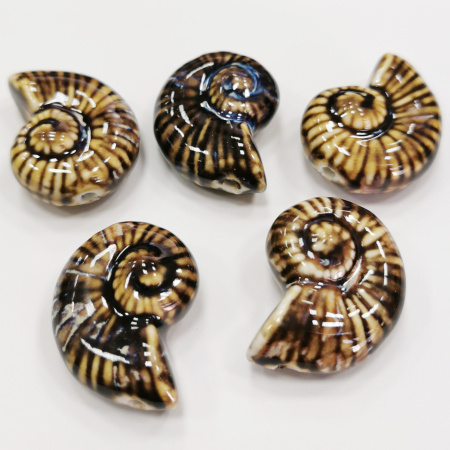 <p>Крупная эффектная керамическая бусина - ракушка ручной работы. Бусина покрыта глазурью коричневого цвета, на некоторых бусинах есть сине-голубые узоры. Цвет может отличаться от фотографии. Бусины могут отличаться по форме и размеру, рисунок на каждой бусине уникален. Диаметр отверстия - около 3 мм. Отверстие может быть сделано не очень аккуратно. Цена за 1 бусину.</p>