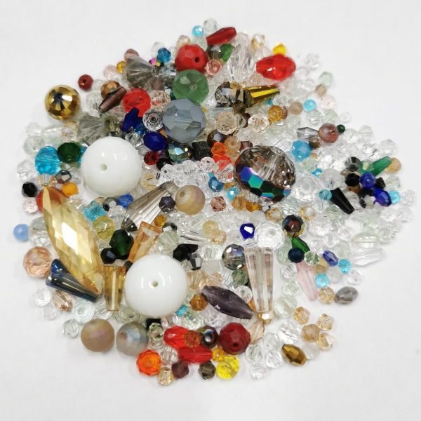 <p>Бюджетные стеклянные граненые бусины разных форм, цветов и размеров. Бусины могут отличаться от представленных на фотографиях - каждый микс уникален. Цена за упаковку 70 грамм (бусины фасуются на вес без проверки на дефекты).</p>