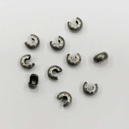 <p>Покрывные кримпы для маскировки узлов. После зажатия кримп превращается в бусинку размером 4 мм. Базовый материал - латунь, покрытие - гальваническое напыление серебром 925 пробы с насыщенным чернением. Чернение может быть неравномерным. Оттенок может отличаться от фотографии и в разных поставках. Цена за 10 шт.</p>