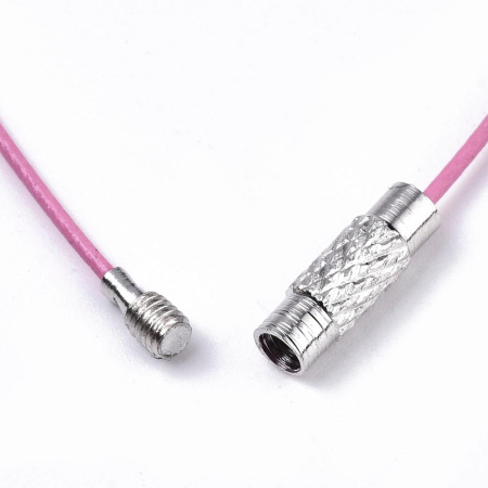 <p>Жесткая основа для колье (чокер) с закручивающимся замком. Сделана из стали с нейлоновым покрытием. Цвет основы розовый, цвет замочка темно-серебристый. Оттенок может отличаться от фотографии. Длина 45 см, толщина тросика - 1 мм. Цена за 5 шт.</p>