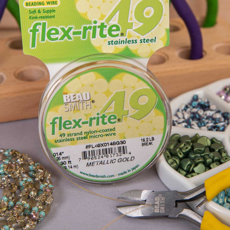 <p>Профессиональный ювелирный тросик Flex-Rite с нейлоновым покрытием. 49-жильный тросик премиум-класса. Цвет золотой, матовый. Оттенок может немного отличаться от фотографии и в разных поставках. Цена за катушку 30 футов (9.1 метра).</p>