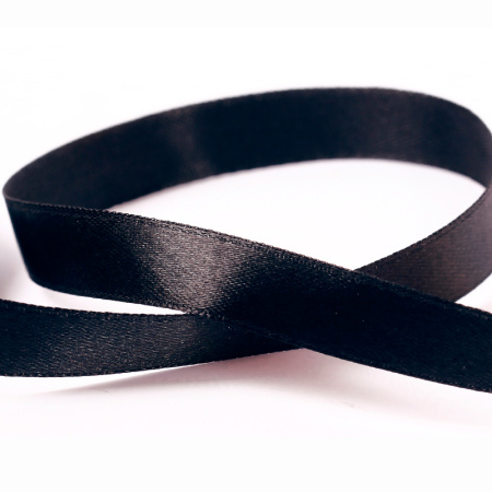 Лента атласная, Gaммa, 12мм, черная №113, катушка, 31 метр <p>Двухсторонняя атласная лента шириной 1.2 см (ширина может немного отличаться от заявленной). Лента имеет гладкую поверхность с двух сторон - с лицевой и изнаночной. Оттенок может немного отличаться от фотографии. Не тянется. Отлично подойдет для создания чокеров на шею, браслетов и подарочной упаковки. Состав: 100% полиэстер. Производитель: фирма Гамма (Gaммa). Цена за 1 катушку (около 33 +- 2 метров).</p>