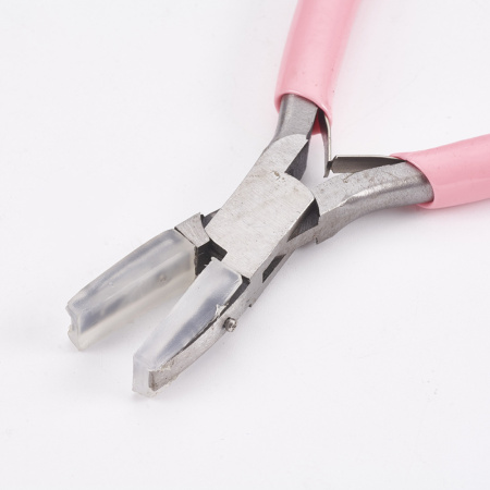 <p>Плоскогубцы из нержавеющей стали с нейлоновыми насадками, предназначенными для защиты поверхности проволоки и фурнитуры от царапин и других повреждений. Имеют ручки с нескользящим покрытием. Длина около 14 см. Цена за 1 шт.</p>