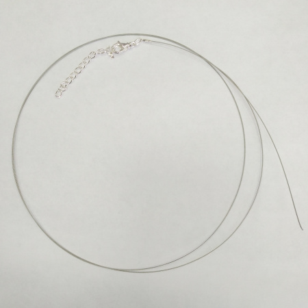 <p>Набор для сборки колье, бус или браслета длиной до 107 см. В набор входит 7-жильный ювелирный тросик японского производства толщиной 0.48мм (сталь с нейлоновым покрытием) - около 1 метра, обжимные концевики с соединительными колечками (пара), застежка-карабин с вращающимся основанием 14*7мм и удлиняющая цепочка с подвеской-капелькой на конце (длина удлинителя около 4.5-6 см). Вся фурнитура посеребренная. Оттенок может отличаться от фотографии и в разных поставках. Цена за 1 набор.</p>