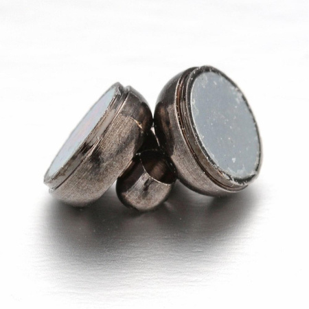 <p>Магнитная застежка цвета вороненой стали. Цвет черный металлик, оттенок может отличаться от фотографии. Магниты очень сильные. Диаметр петелек - 1.5 мм. Цена за 5 шт.</p>