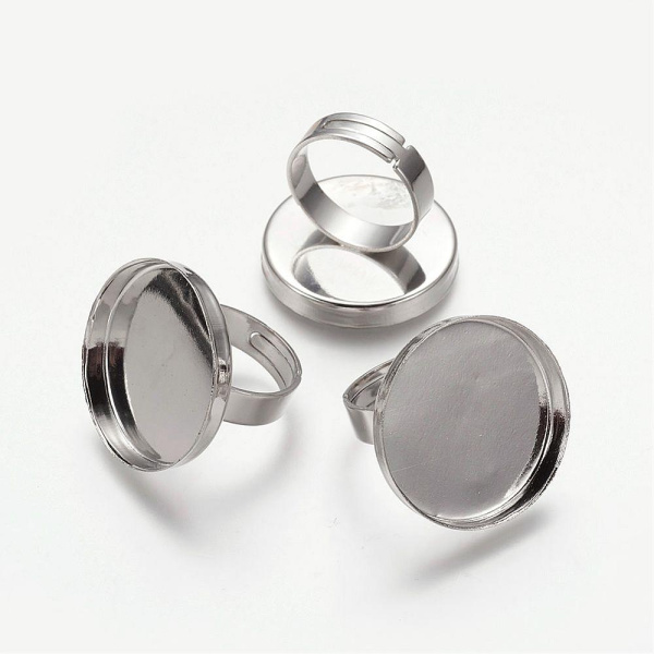 <p>Основа для кольца стального цвета с круглой платформой-чашей. Внешний диаметр платформы - 25 мм. Высота бортика - около 3 мм. Ширина кольца - 5 мм. Размер кольца регулируется. На покрытии возможны небольшие царапинки и пятнышки. Цена за 2 шт.</p>