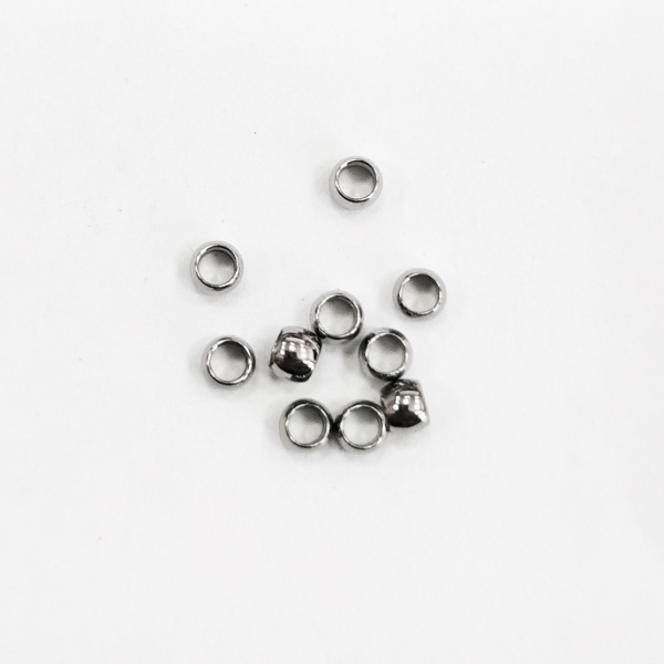 <p>Не темнеющая фурнитура для бижутерии из нержавеющей стали (марка 304, используется в пищевой и медицинской промышленности, не окисляется). Круглые кримпы (стопперы, фиксаторы) размером примерно 3*2 - 3*2.5 мм, внутренний диаметр около 1.9 мм. Оттенок может отличаться от фотографии и в разных поставках. Цена за 50 шт.</p>