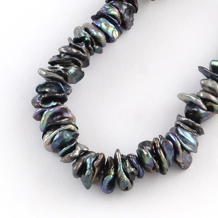 <p>Бусины из культивированного пресноводного жемчуга Кеши - небольшие плоские бусины неправильной формы. Цвет темно-лиловый с радужным отливом. Оттенок может отличаться от фотографии: варьируется от лилового до черного. Цена за низку длиной примерно 19 см (около 70-90 жемчужин, низки формируются без проверки каждой бусины на дефекты).</p>
