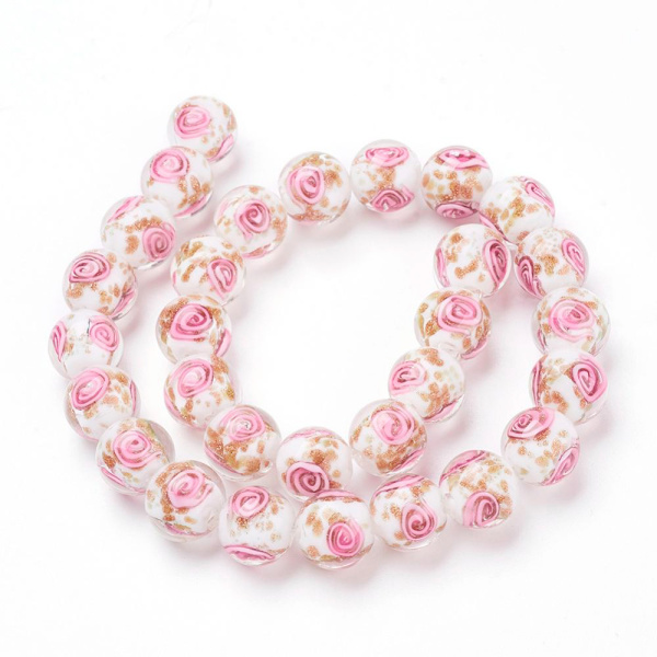 <p>Стеклянная бусина лэмпворк ручной работы. Бусина белого цвета со спиральным узором розового цвета и золотистыми блестками. Оттенок может отличаться от фотографии. Диаметр отверстий - около 1.2-1.6 мм. Бусины могут немного отличаться по форме и размеру. Цена за 1 шт.</p>